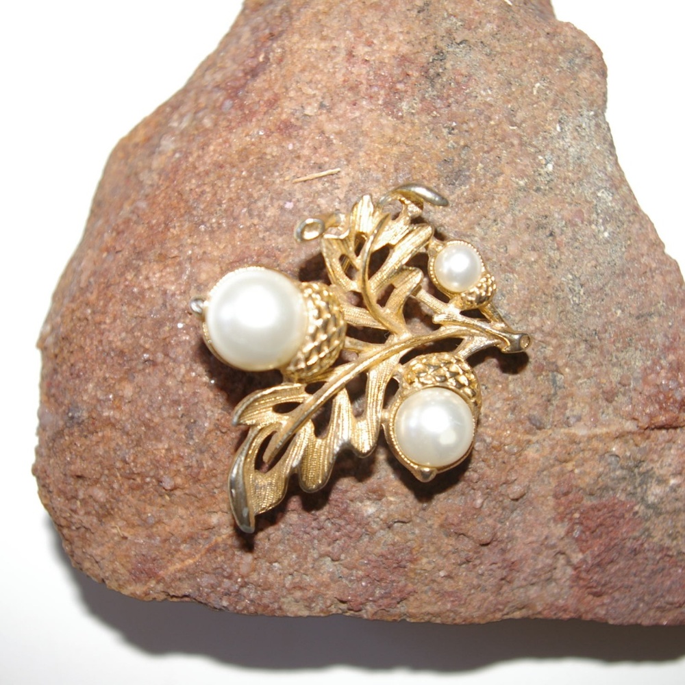 Vintage Avon Acorn Pendant Necklace Brooch - Picture 2 of 5